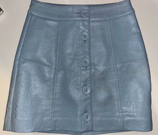 Falda azul de cuero sintético con botones