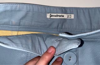 Falda azul de cuero sintético con botones