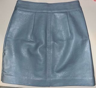 Falda azul de cuero sintético con botones