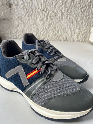 Zapatillas deportivas azules y grises