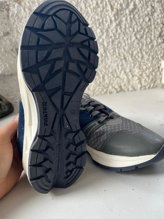 Zapatillas deportivas azules y grises