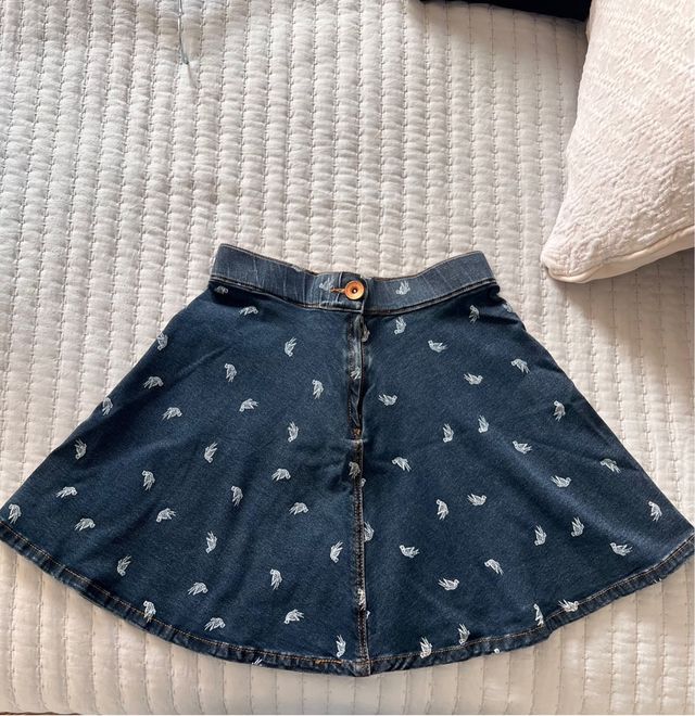 Falda vaquera con estampado de pájaros