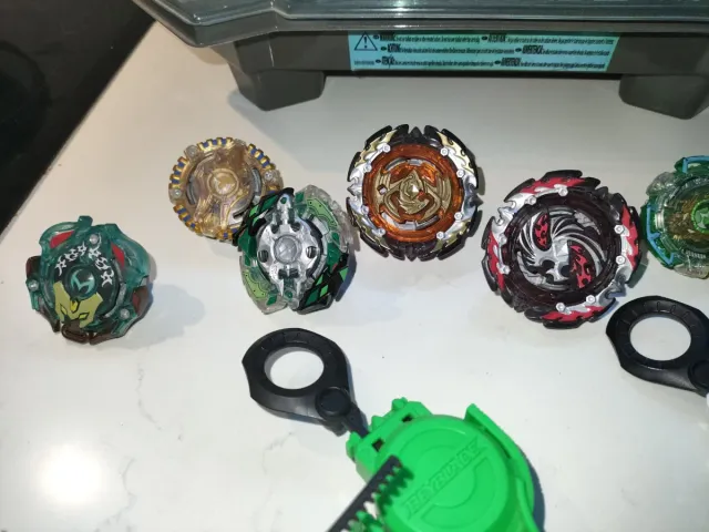 Arena Beyblade y 8 Beyblades