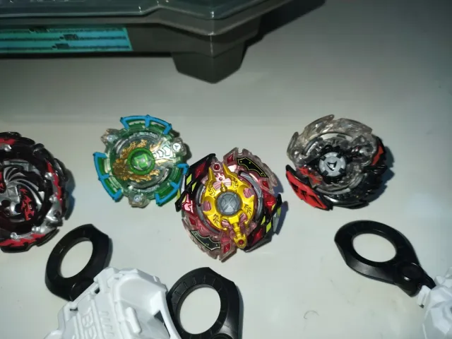 Arena Beyblade y 8 Beyblades