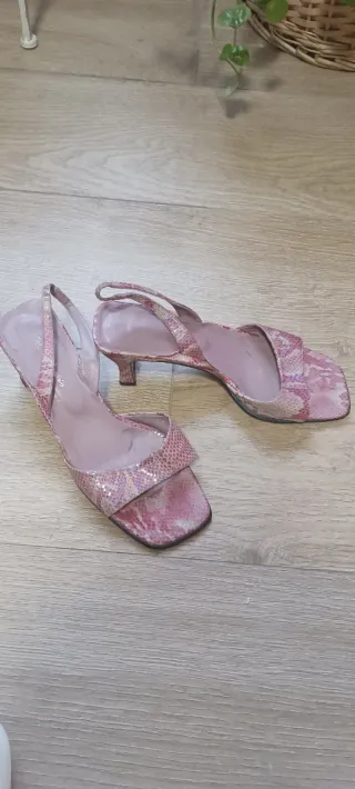 Zapatos de tacón rosa y multicolor