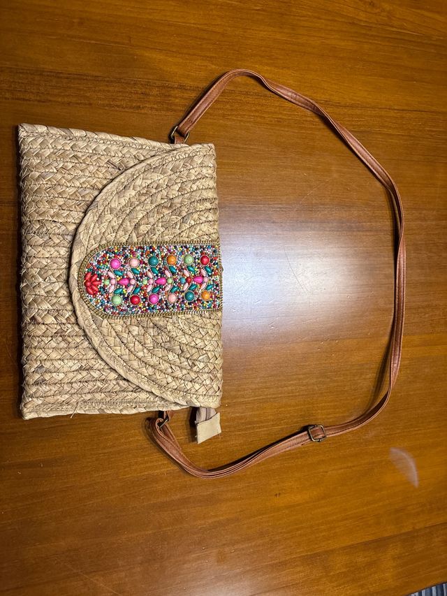 Bolso de paja con abalorios de mujer