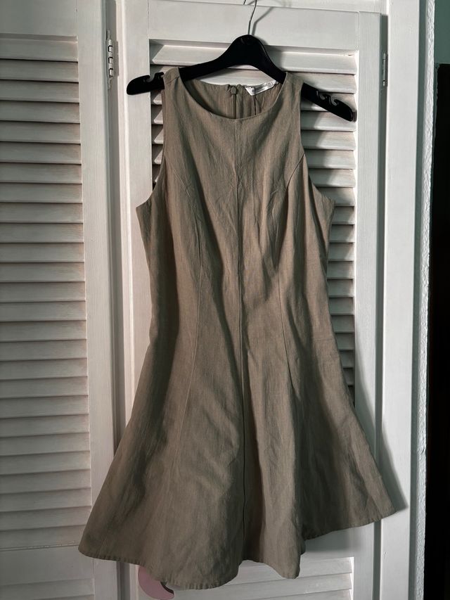 Vestido corto beige sin mangas