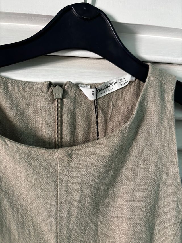 Vestido corto beige sin mangas