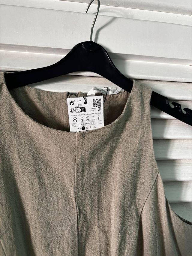 Vestido corto beige sin mangas