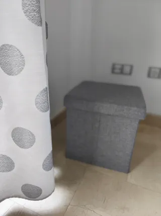 Puf de tela gris para dormitorio