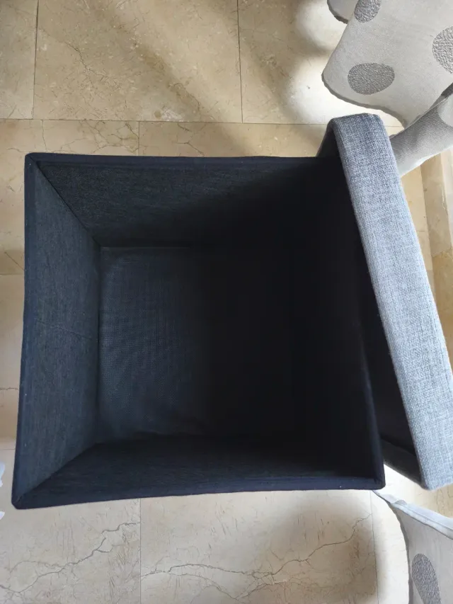 Puf de tela gris para dormitorio