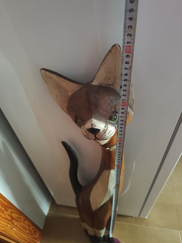 Gato de madera hecho a mano