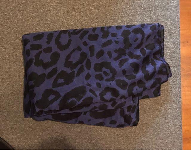 Pañuelo estampado leopardo azul y negro
