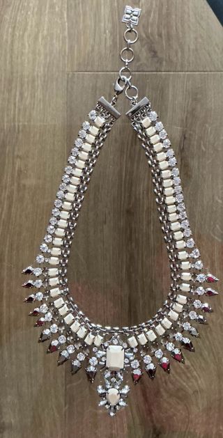 Collar plateado con pedrería