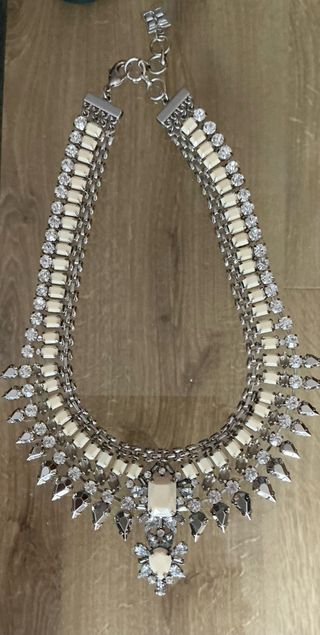 Collar plateado con pedrería