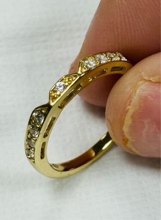 Anillo con circonitas chapado en oro de 18 kilates