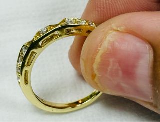 Anillo con circonitas chapado en oro de 18 kilates