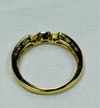 Anillo con circonitas chapado en oro de 18 kilates