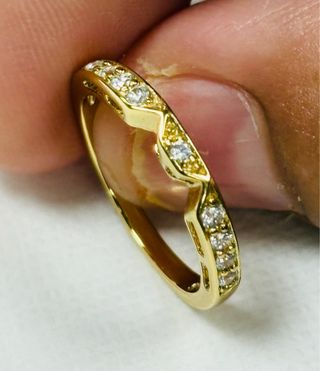 Anillo con circonitas chapado en oro de 18 kilates