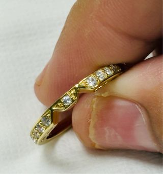 Anillo con circonitas chapado en oro de 18 kilates