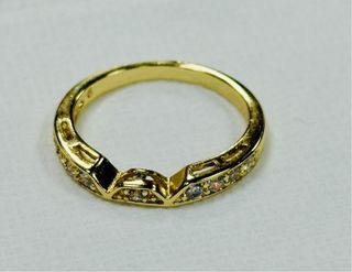 Anillo con circonitas chapado en oro de 18 kilates