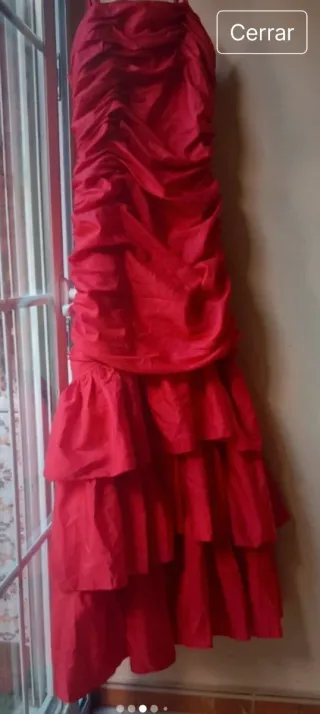 Vestido de fiesta fucsia con volantes