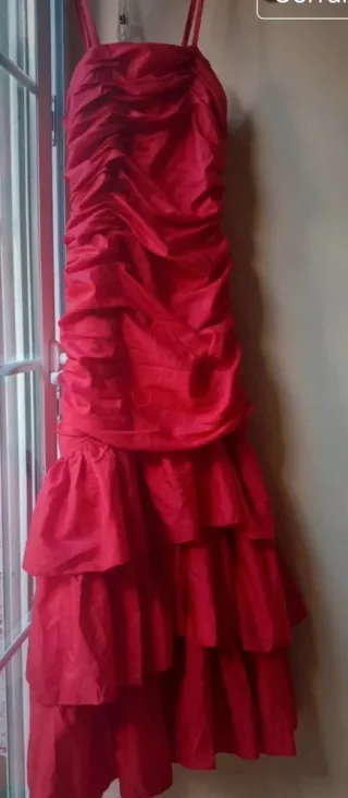 Vestido de fiesta fucsia con volantes