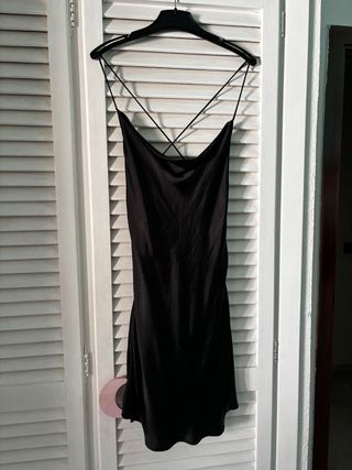 Vestido satinado negro tirantes cruzados