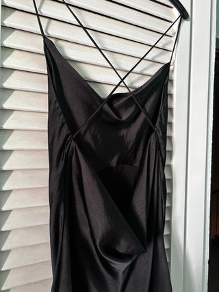 Vestido satinado negro tirantes cruzados