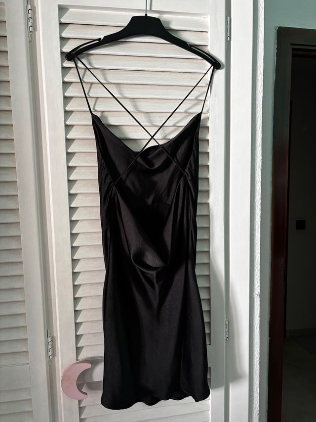 Vestido satinado negro tirantes cruzados