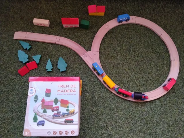 Tren de madera con accesorios