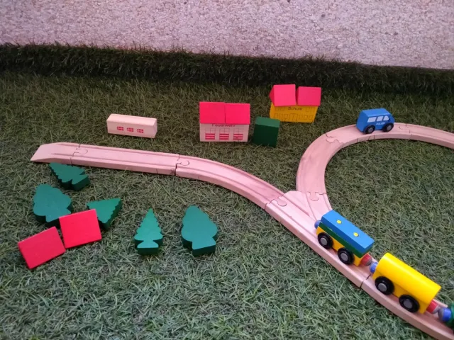 Tren de madera con accesorios