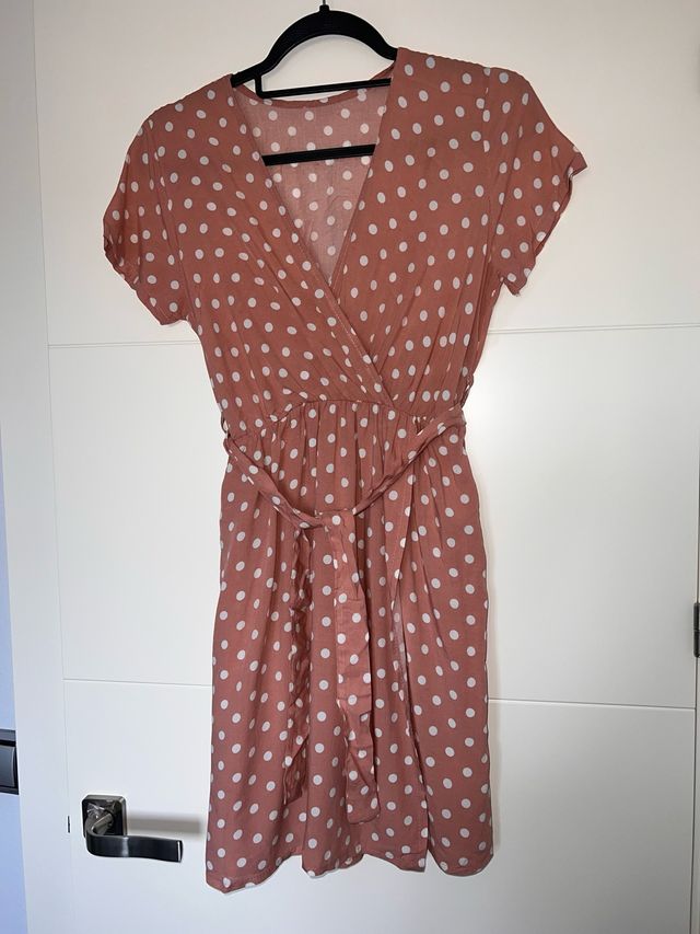Vestido de verano rosa lunares blancos