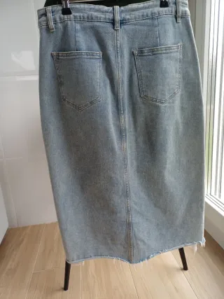 Falda vaquera azul claro midi desgastada