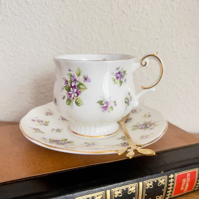 Xícara e prato de porcelana Queen's Violet