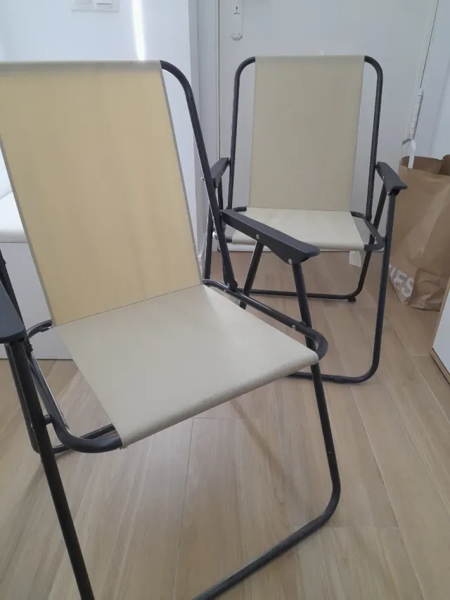 Sillas plegables beige y negras