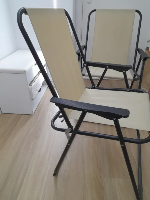 Sillas plegables beige y negras