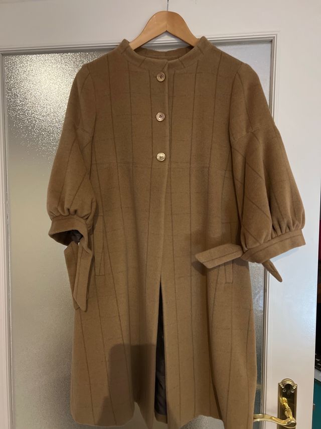 Abrigo beige con botones y mangas abullonadas
