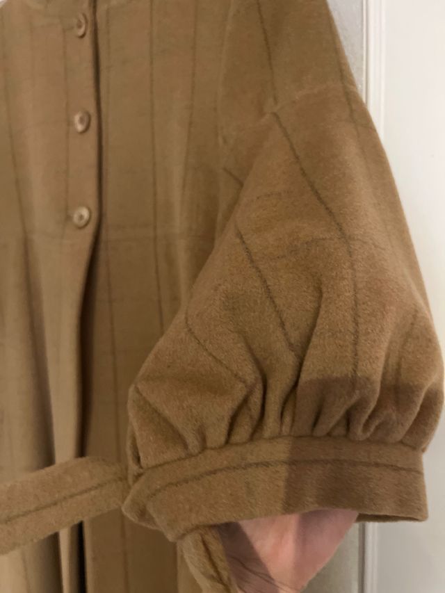 Abrigo beige con botones y mangas abullonadas