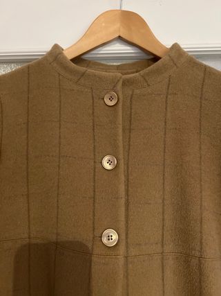 Abrigo beige con botones y mangas abullonadas