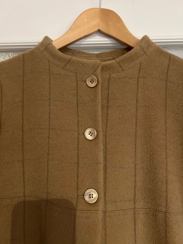 Abrigo beige con botones y mangas abullonadas