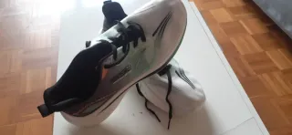 Zapatillas deportivas multicolor y blancas