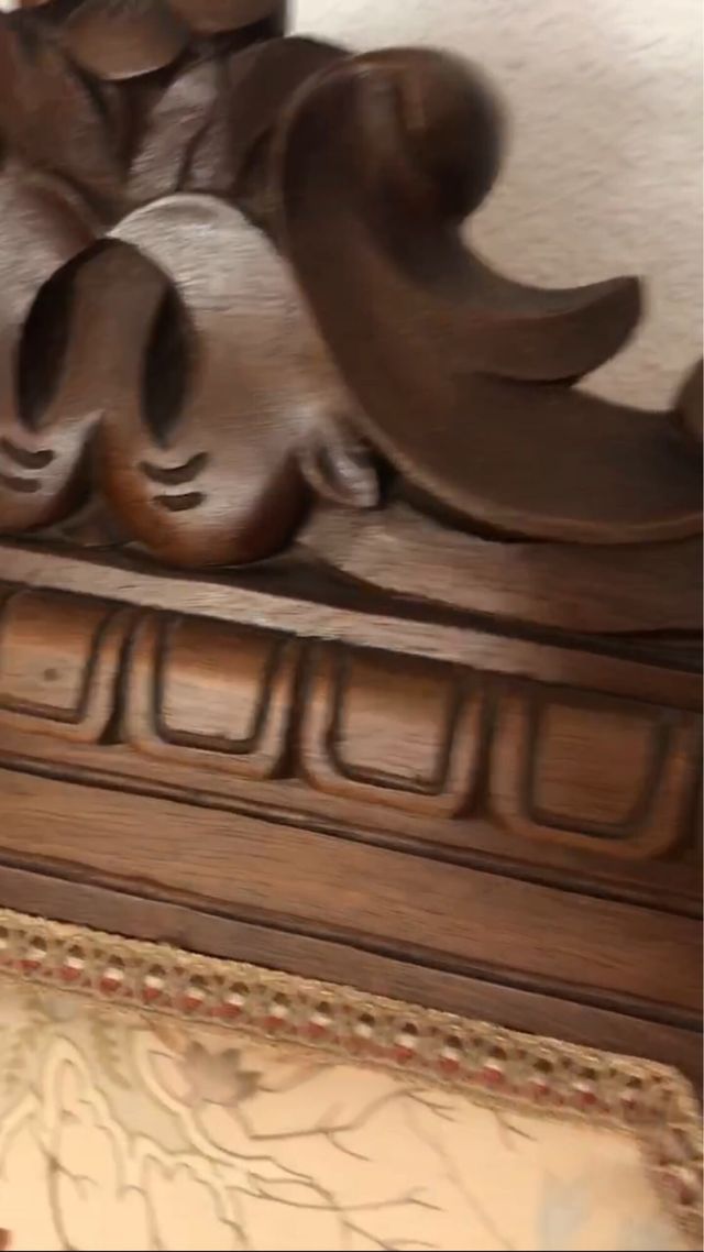 Silla antigua tapizada madera