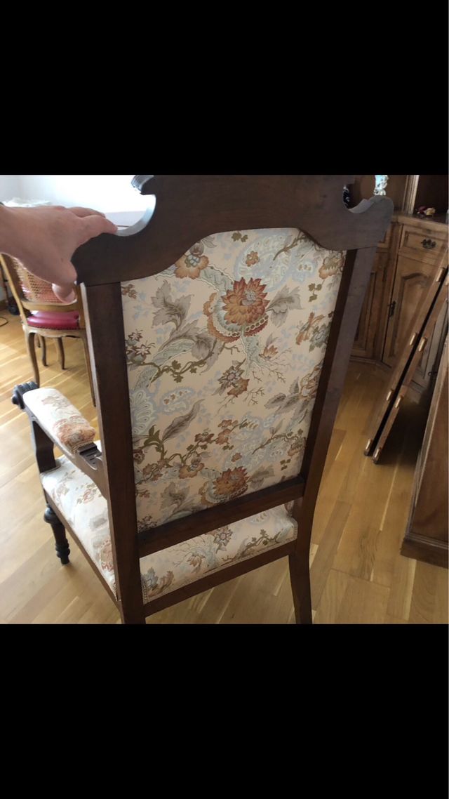 Silla antigua tapizada madera