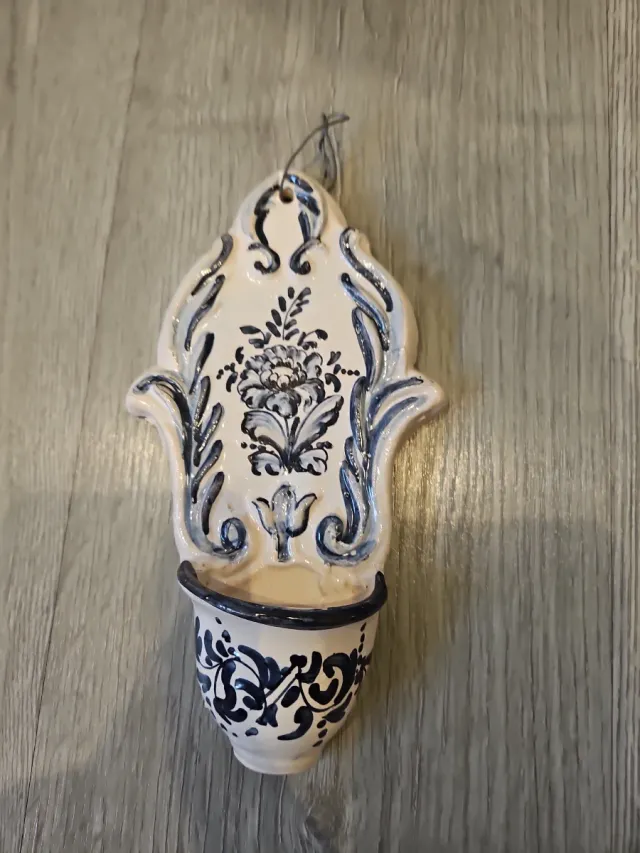 Benditero de cerámica azul y blanco