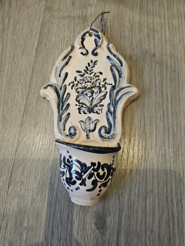 Benditero de cerámica azul y blanco