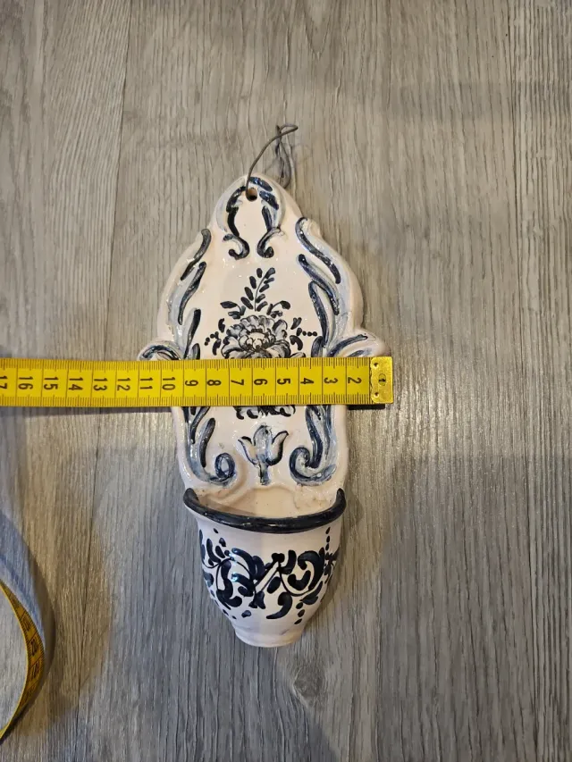 Benditero de cerámica azul y blanco