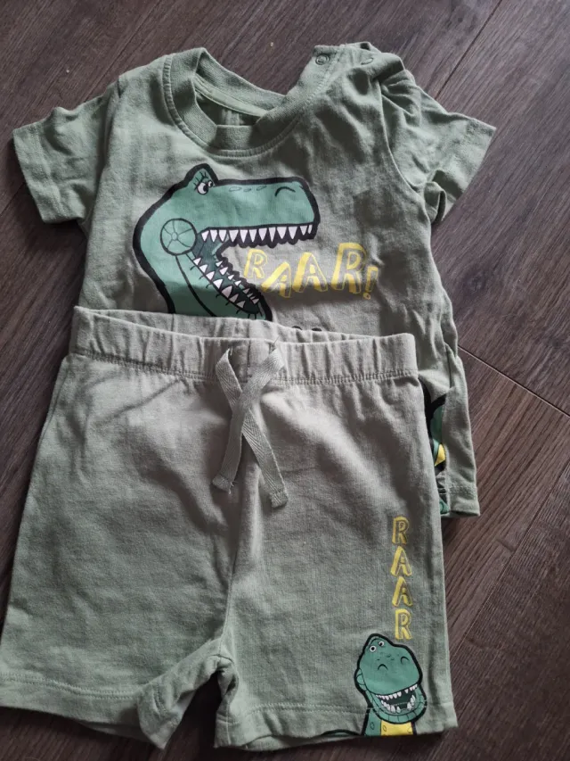 Conjunto bebé dinosaurio Primark