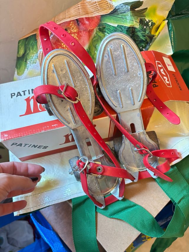Patines antiguos de metal con correas rojas