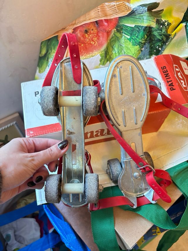 Patines antiguos de metal con correas rojas